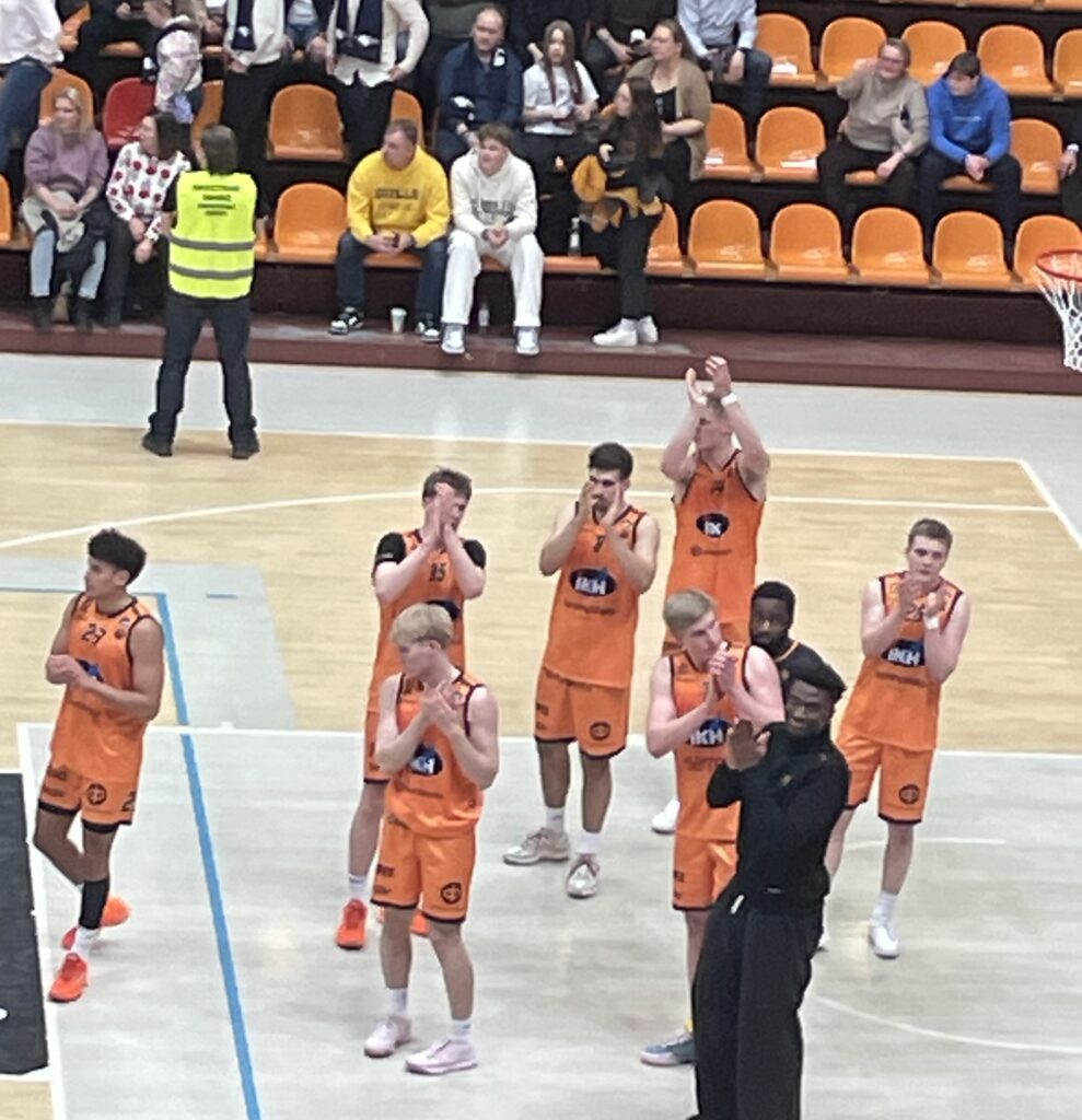 Karhubasket oli ylivoimaanen