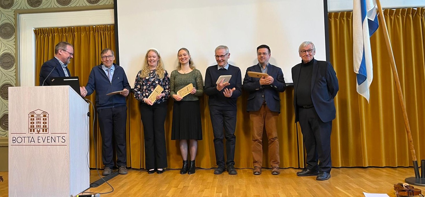 Komiasti murtehella – palautetta ja pulinaa